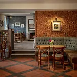 The Crown 4*