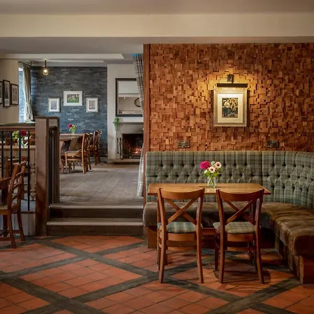 The Crown 4*