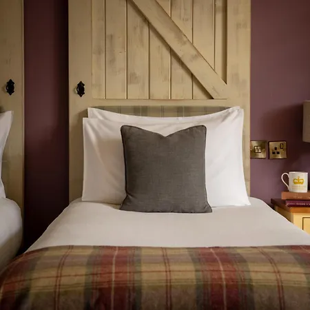 The Crown 4*