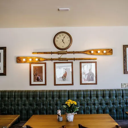 The Crown 4*